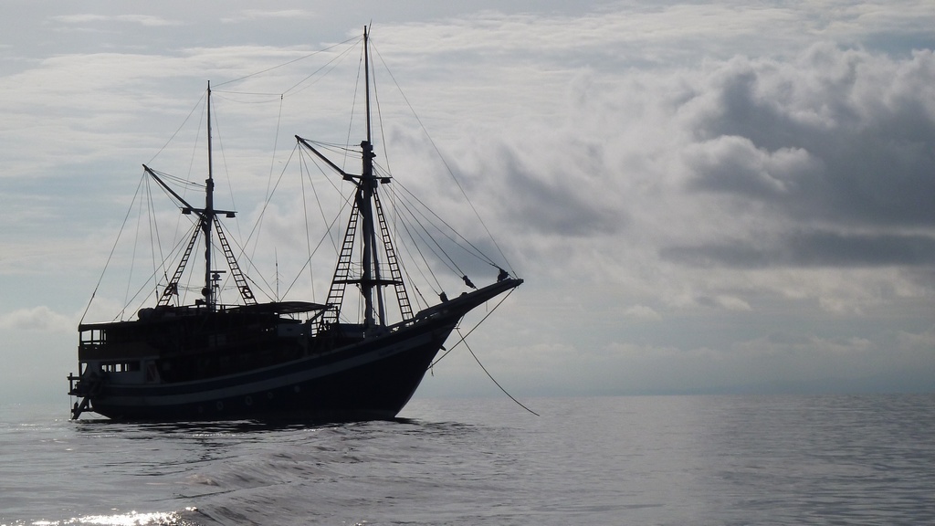 Unser Boot im Sonnenuntergang
