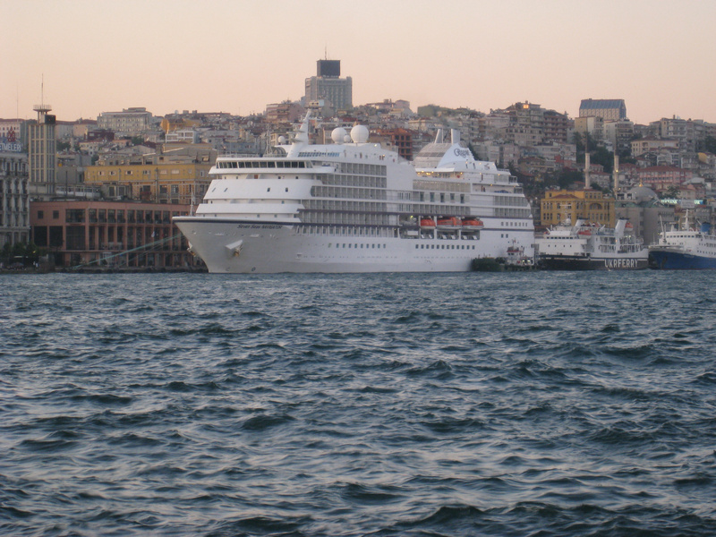 Erstes Kreuzfahrtschiff