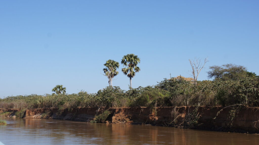 Weiter am Flussufer entlang