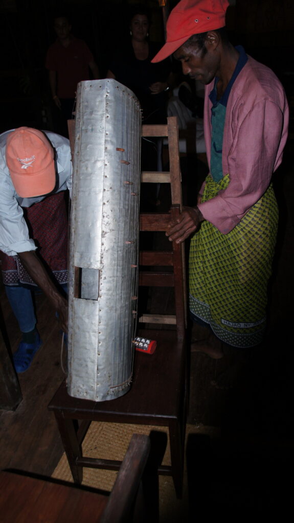 ein selbstgefertigtes Instrument Valiha