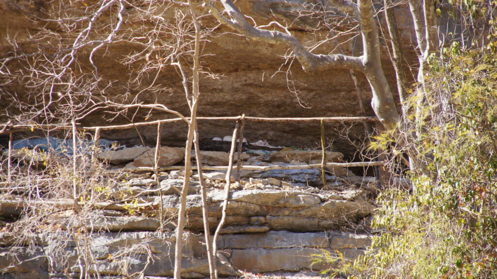 hochgelegene Gräber